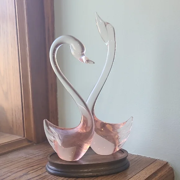 Elegant Pink Glass Swan Sculpture - Picture 4 of 5